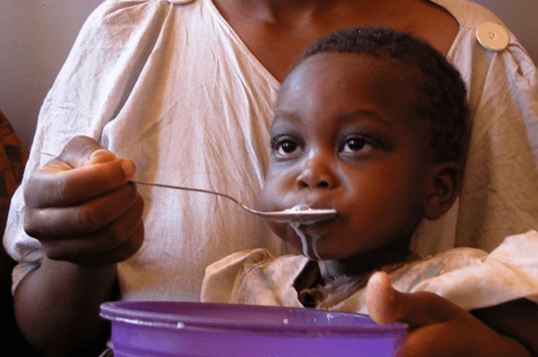 Barn blir matet i Malawi